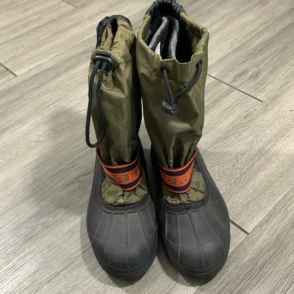 Sorel Ice Fox Insulated Olive Green & Black Snow Boots size 6 youth 7 womans
